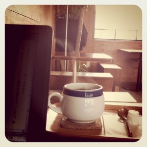 writing_at_cafe02