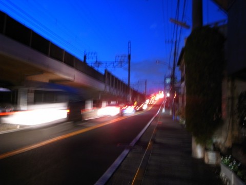 地震の夜の道